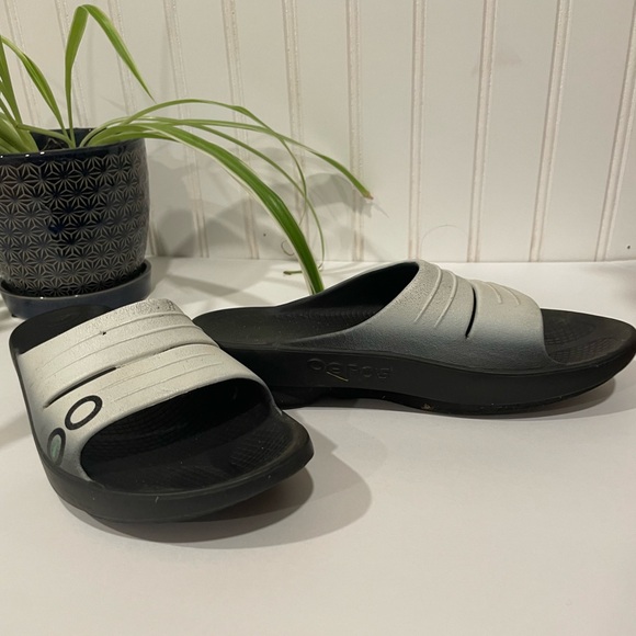 Oofos Slides - Size 6 - Picture 2 of 6
